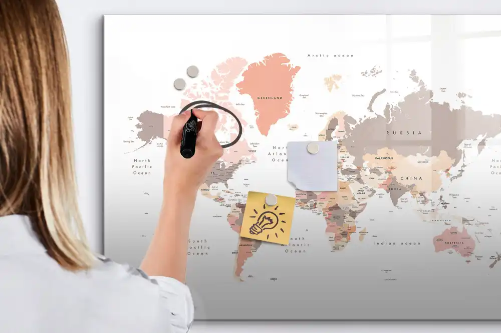 Nástěnná magnetická tabule s mapou světa