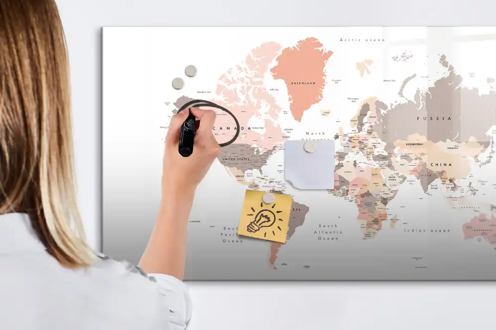 Nástěnná magnetická tabule s mapou světa