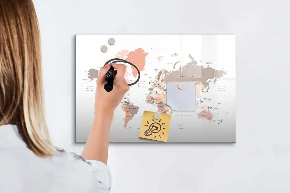 Nástěnná magnetická tabule s mapou světa