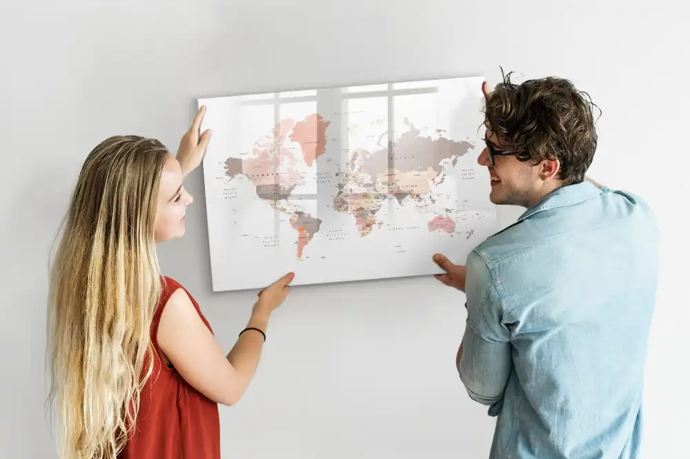 Nástěnná magnetická tabule s mapou světa