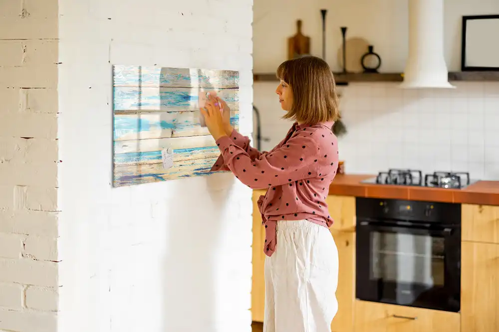 Magnetická kreslicí tabule v dekoru dubového dřeva s efektem poškrábání