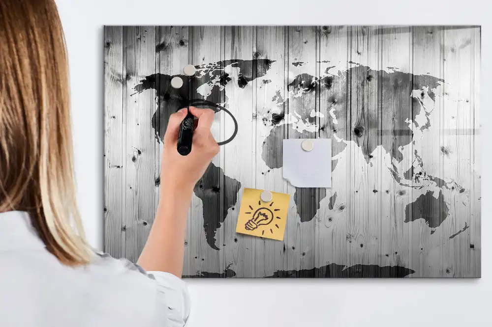 Magnetická kreslící tabule s motivem kontinentů na dřevěném pozadí