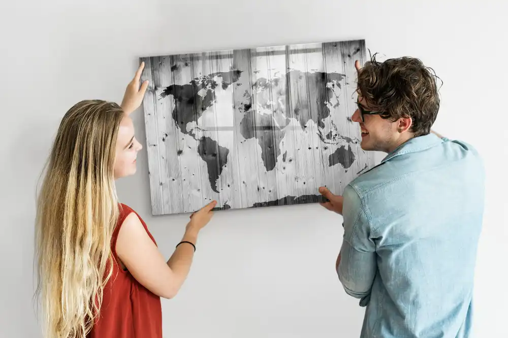 Magnetická kreslící tabule s motivem kontinentů na dřevěném pozadí