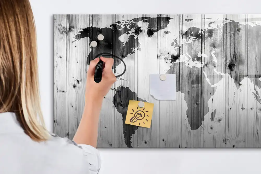 Magnetická kreslící tabule s motivem kontinentů na dřevěném pozadí