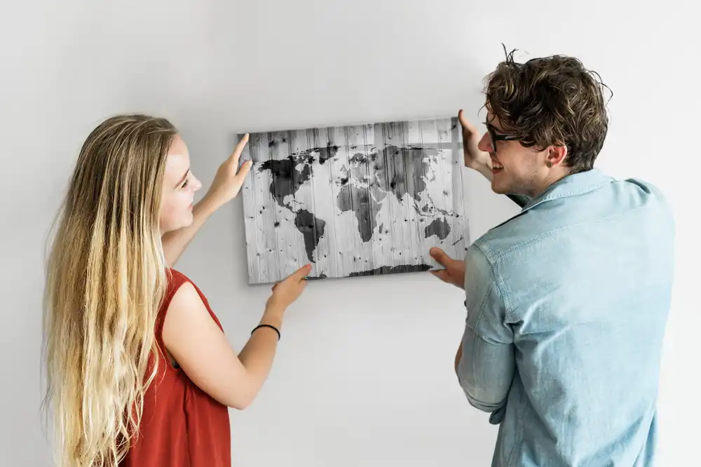 Magnetická kreslící tabule s motivem kontinentů na dřevěném pozadí