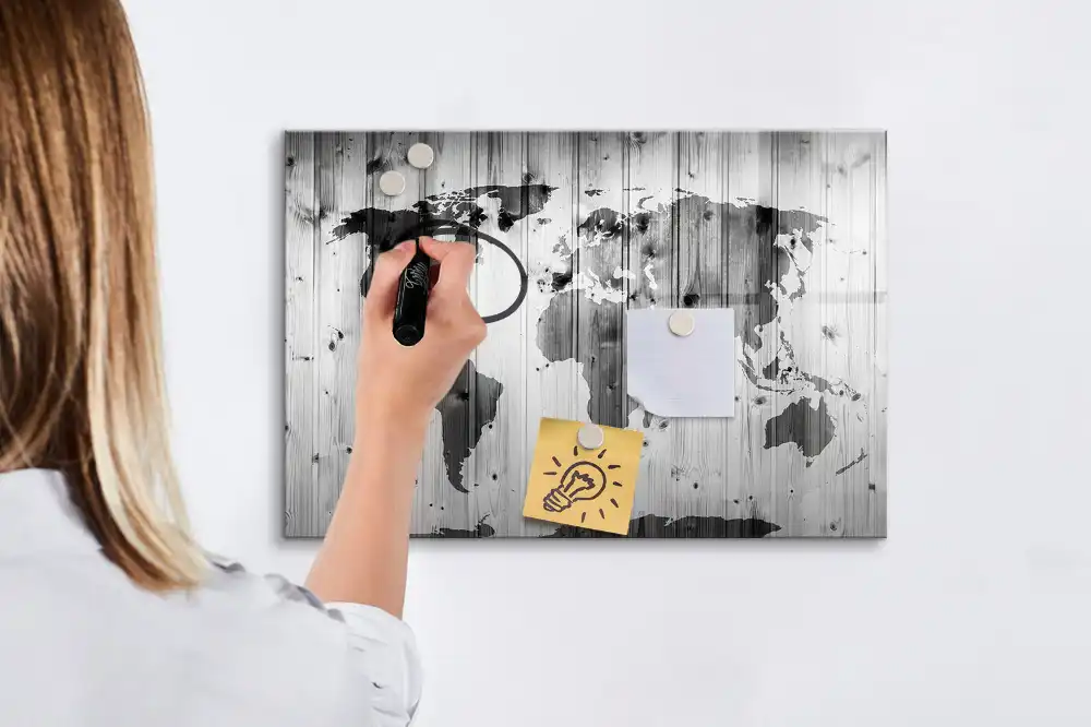 Magnetická kreslící tabule s motivem kontinentů na dřevěném pozadí