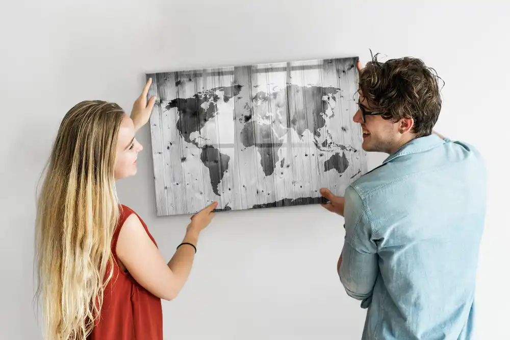 Magnetická kreslící tabule s motivem kontinentů na dřevěném pozadí