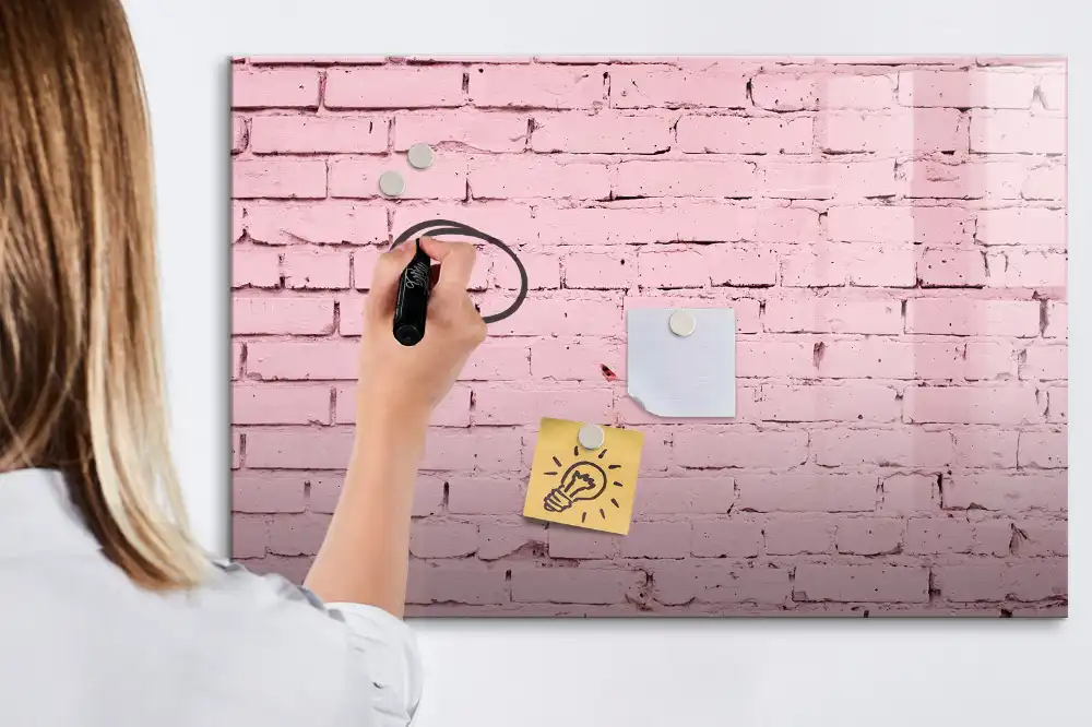 Magnetická kreslící tabule pro děti v designu červených cihel