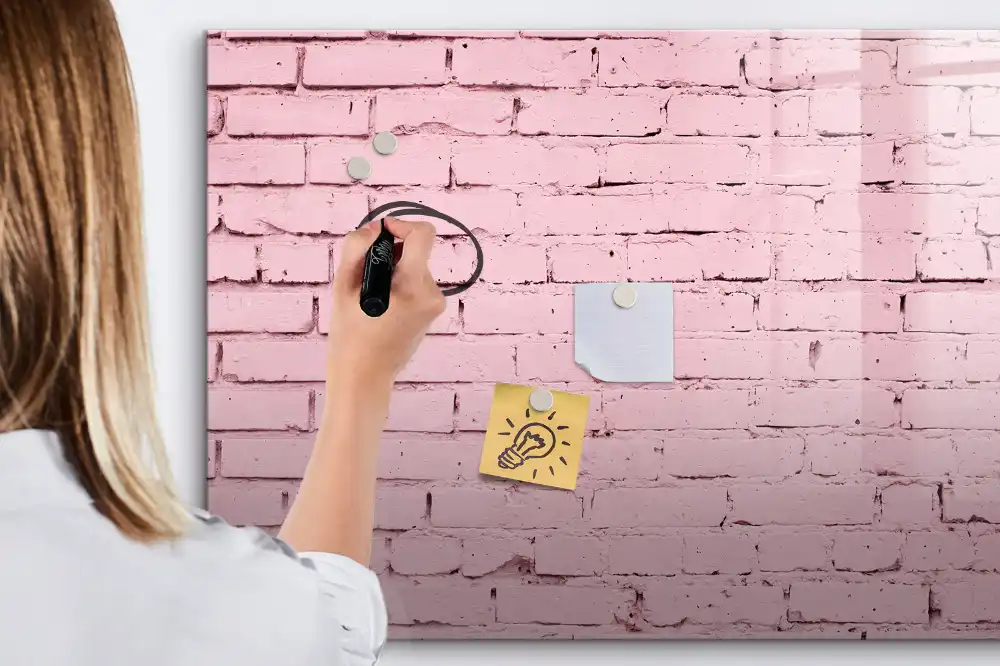 Magnetická kreslící tabule pro děti v designu červených cihel