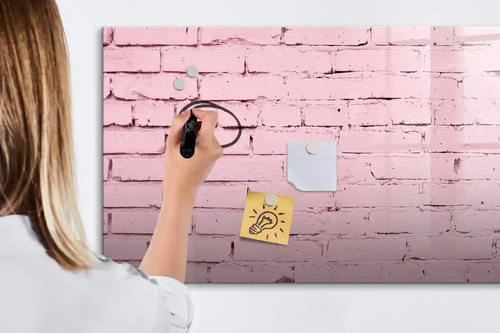 Magnetická kreslící tabule pro děti v designu červených cihel