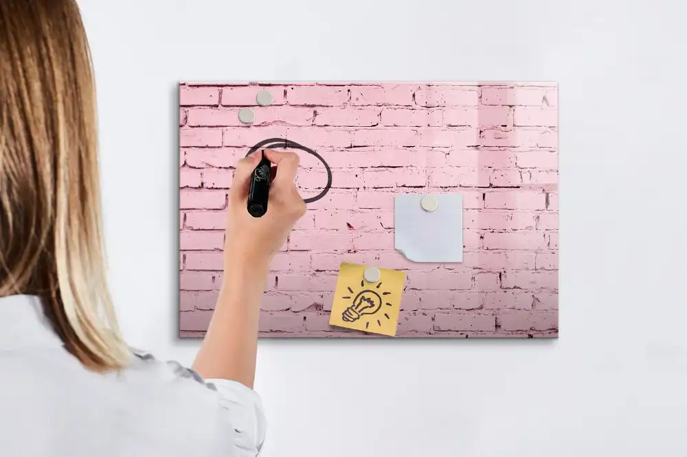 Magnetická kreslící tabule pro děti v designu červených cihel