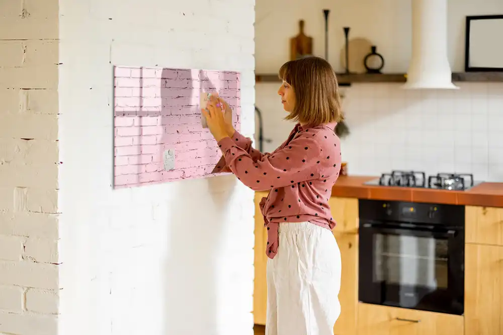 Magnetická kreslící tabule pro děti v designu červených cihel