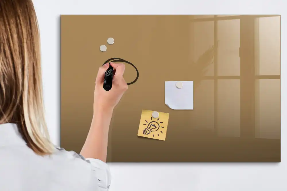 Magnetická kreslicí tabule v tmavě béžové barvě