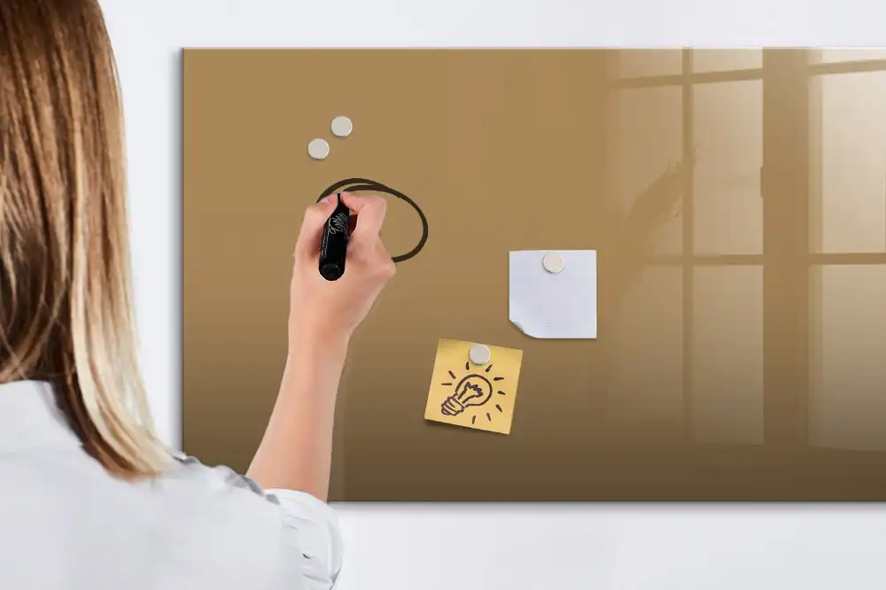 Magnetická kreslicí tabule v tmavě béžové barvě