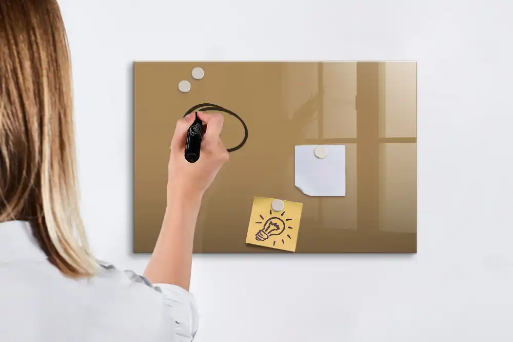 Magnetická kreslicí tabule v tmavě béžové barvě