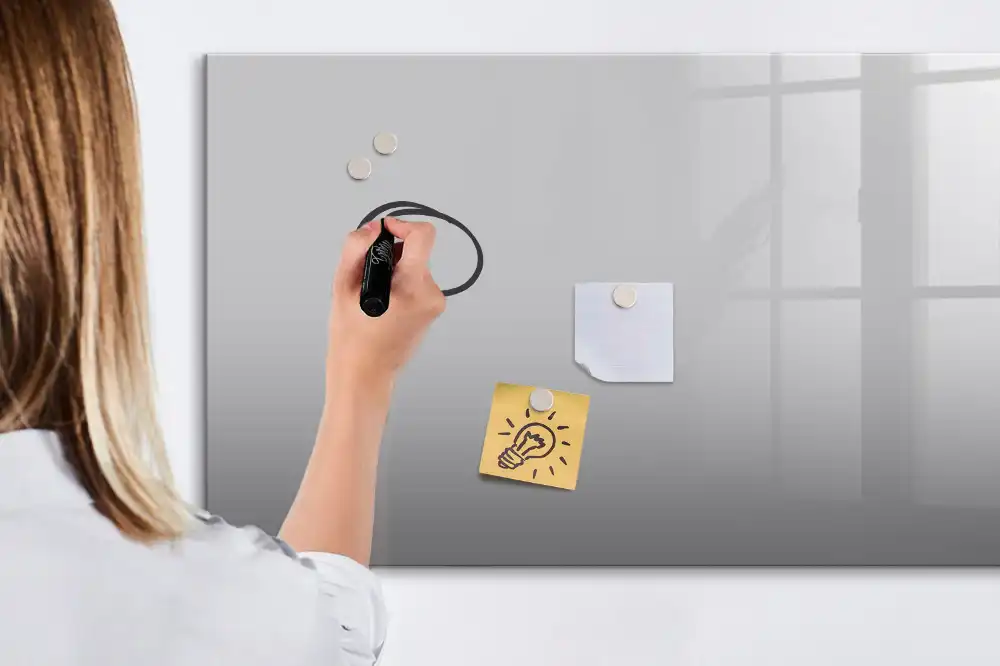 Světle šedá magnetická kreslicí tabule