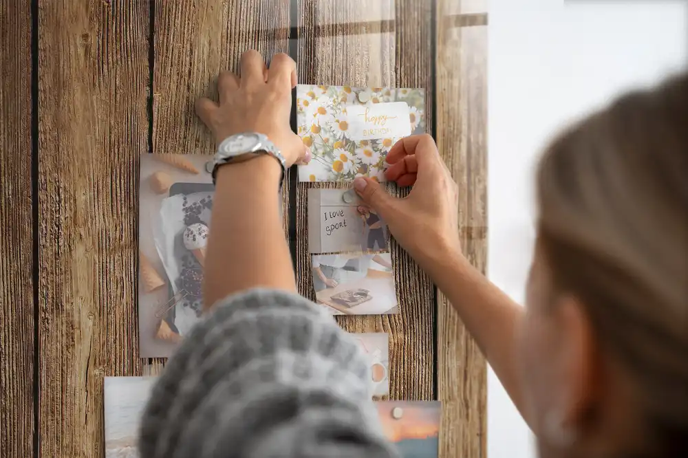 Nástěnná magnetická tabule se strukturou dřeva