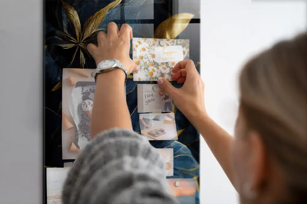 Nástěnná magnetická tabule s motivem tmavých květin