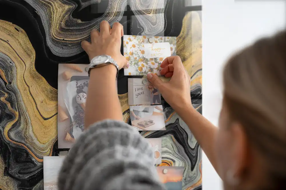 Magnetická nástěnka s motivem abstraktních skvrn