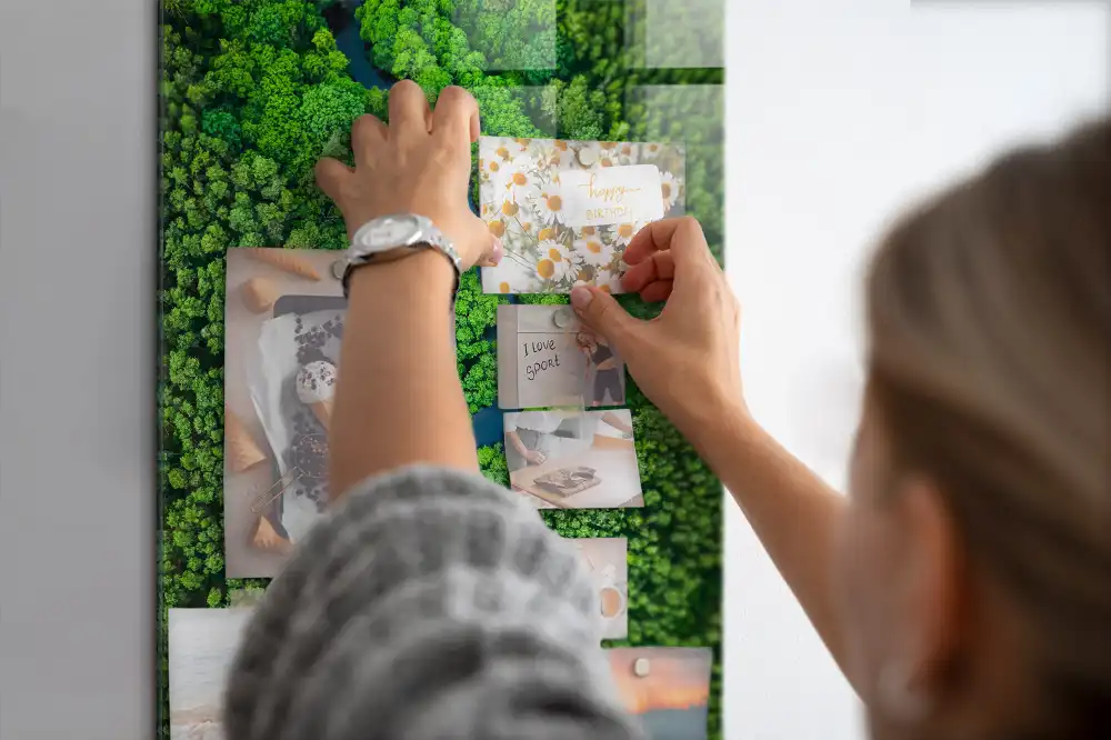 Nástěnná magnetická tabule s motivem lesní řeky