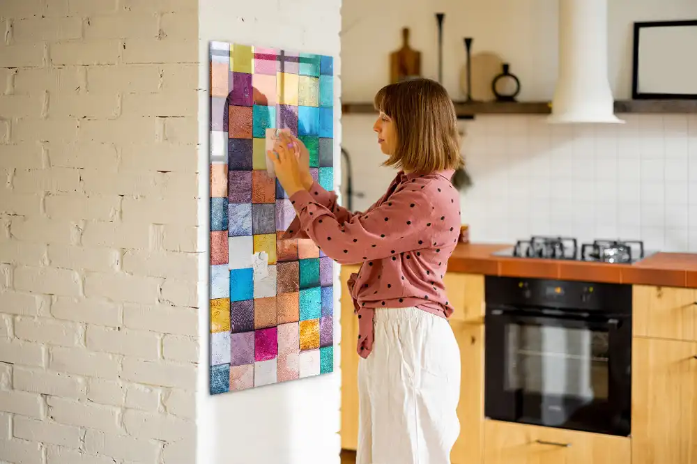 Magnetická tabule s barevnými dřevěnými kostkami