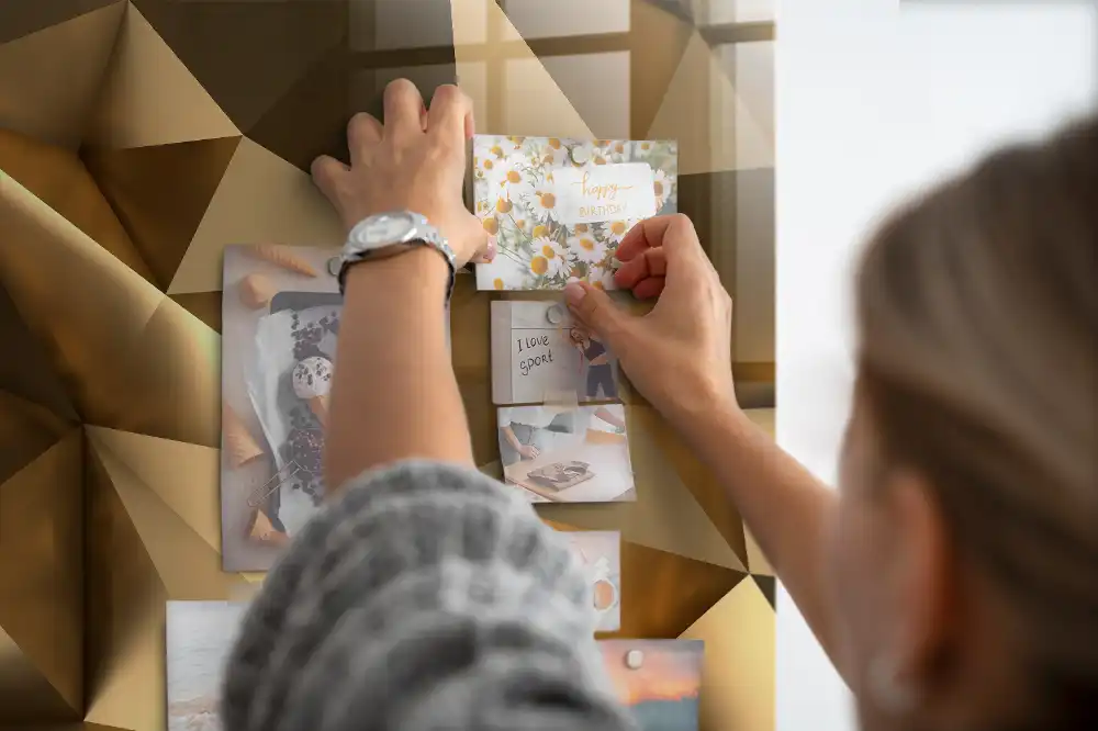 Magnetická nástěnka s motivem trojrozměrné abstrakce