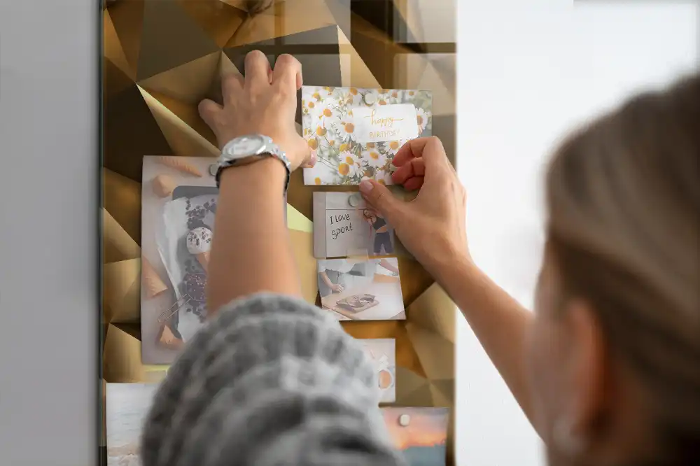 Magnetická nástěnka s motivem trojrozměrné abstrakce