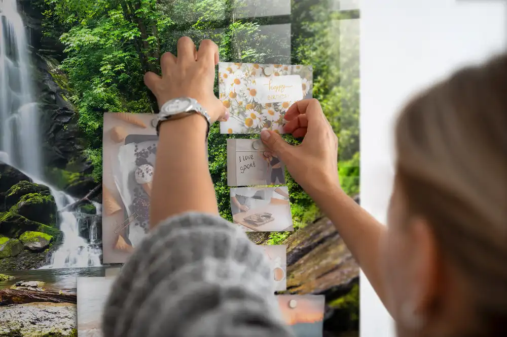 Magnetická tabule na zeď s motivem lesa a vodopádu