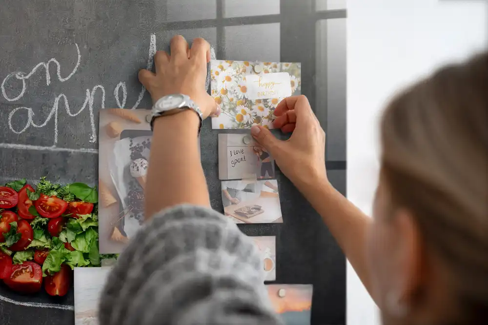 Magnetická tabule s nápisem Bon Appétit