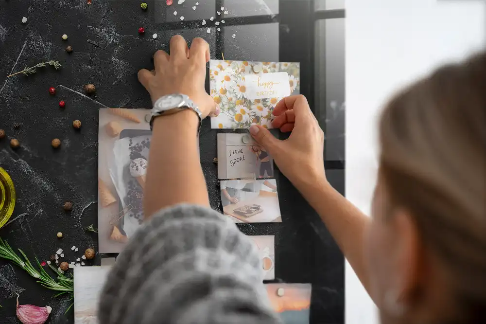 Skleněná magnetická tabule na koření pro kuchyňskou linku