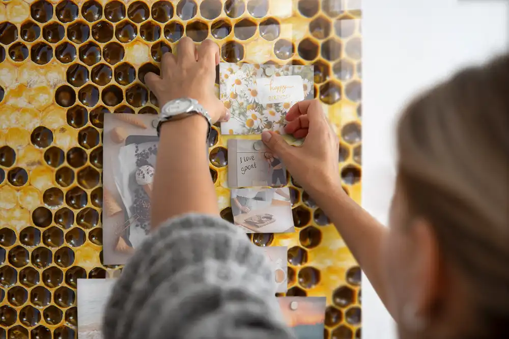 Nástěnná magnetická tabule s povrchem z včelího vosku