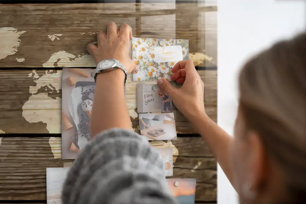 Skleněná magnetická tabule s motivem dřevěné mapy světa