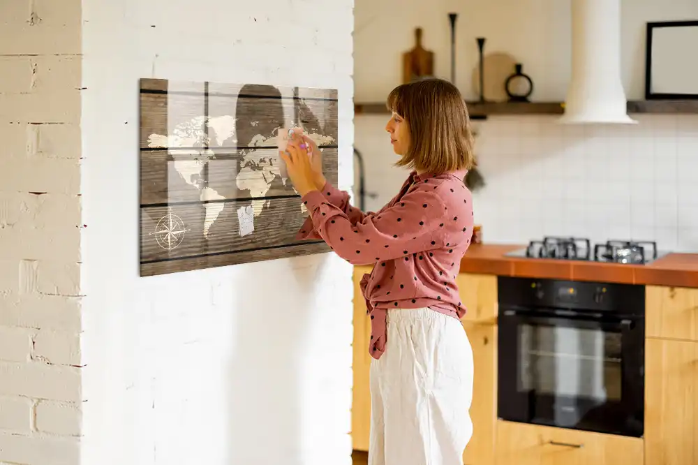 Skleněná magnetická tabule s motivem dřevěné mapy světa