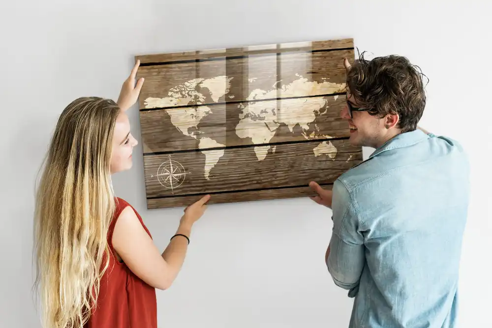 Skleněná magnetická tabule s motivem dřevěné mapy světa