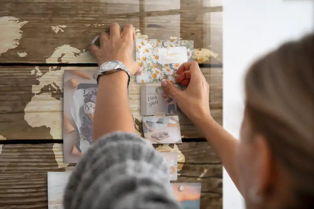 Skleněná magnetická tabule s motivem dřevěné mapy světa