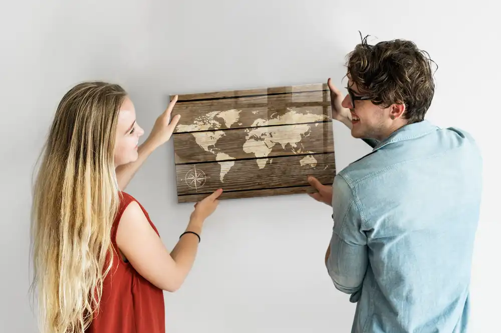 Skleněná magnetická tabule s motivem dřevěné mapy světa
