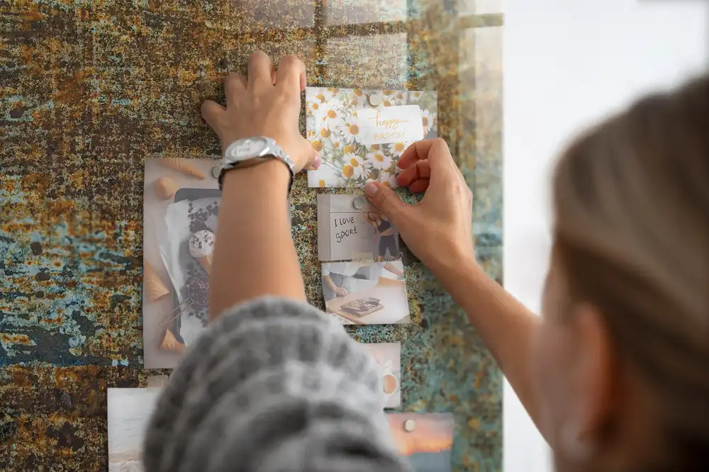 Magnetická nástěnná tabule s efektem koroze kovu