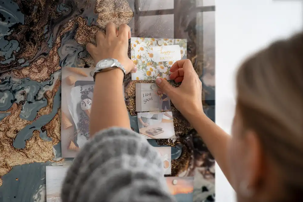 Dekorativní skleněná magnetická tabule s motivem kamene
