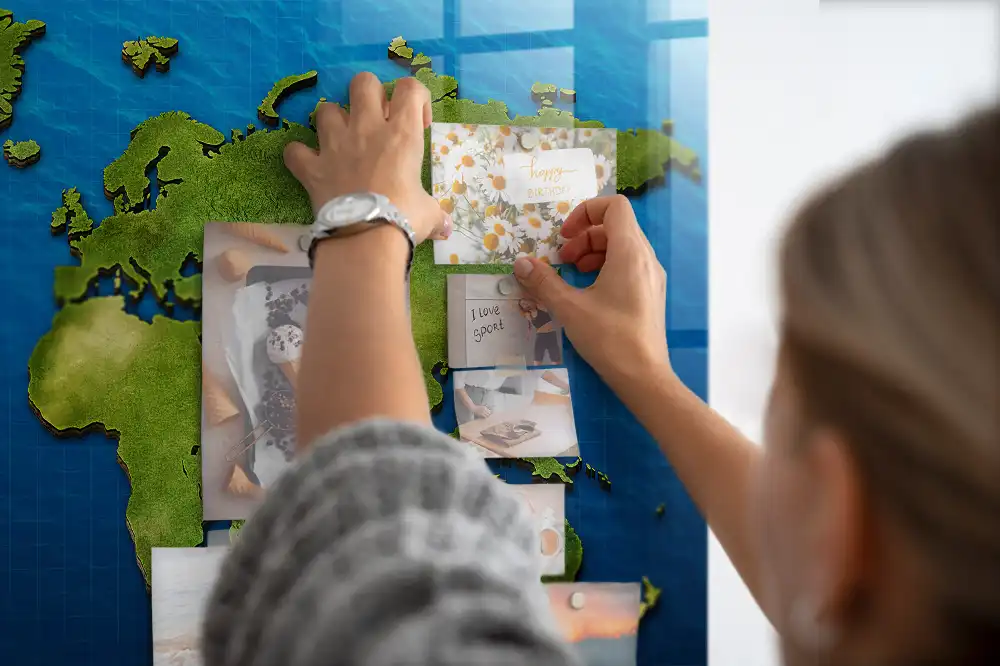 Skleněná magnetická tabule s motivem mapy světa