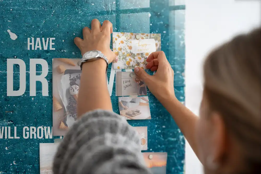 Skleněná magnetická tabule s inspirativním nápisem