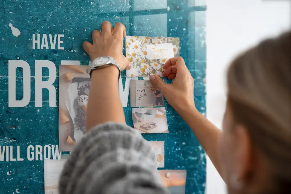Skleněná magnetická tabule s inspirativním nápisem