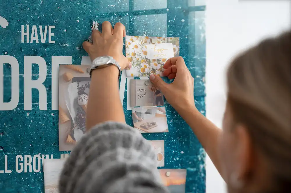 Skleněná magnetická tabule s inspirativním nápisem
