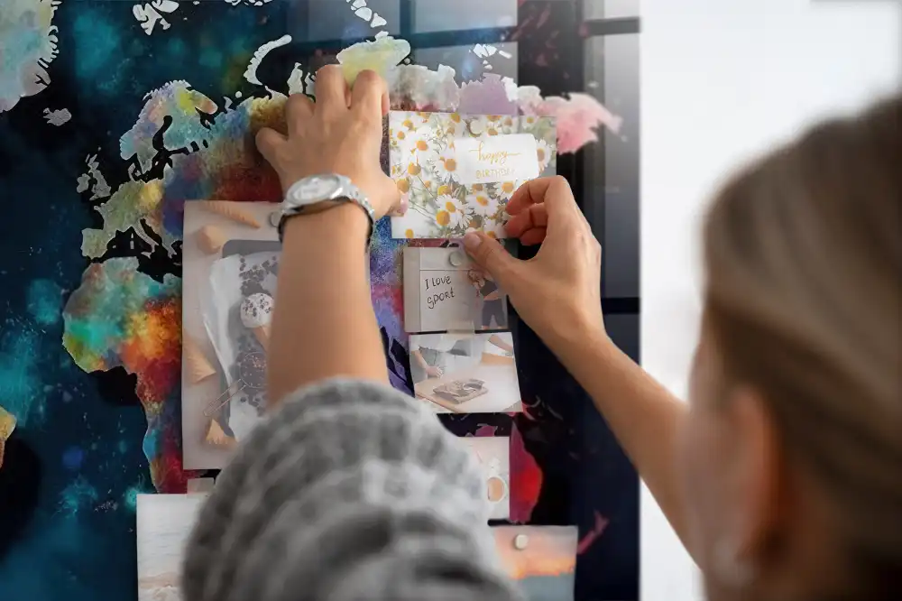 Magnetická tabule na zeď se vzorem geometrie světa