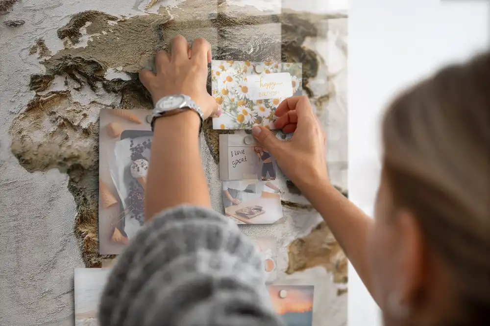 Magnetická tabule s historickou mapou světa