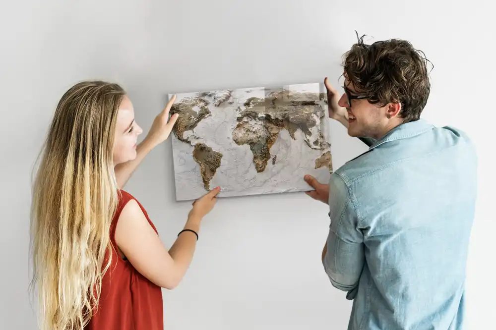 Magnetická tabule s historickou mapou světa