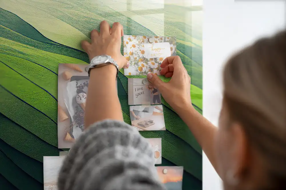 Skleněná magnetická tabule se zeleným abstraktním motivem