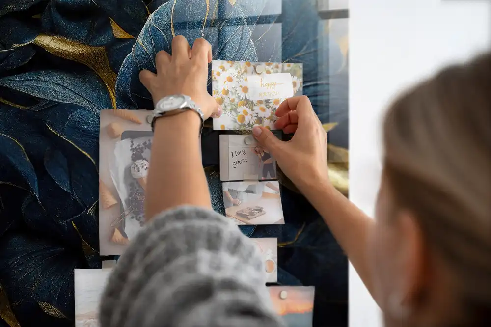 Ozdobná magnetická nástěnná tabule s motivem flóry
