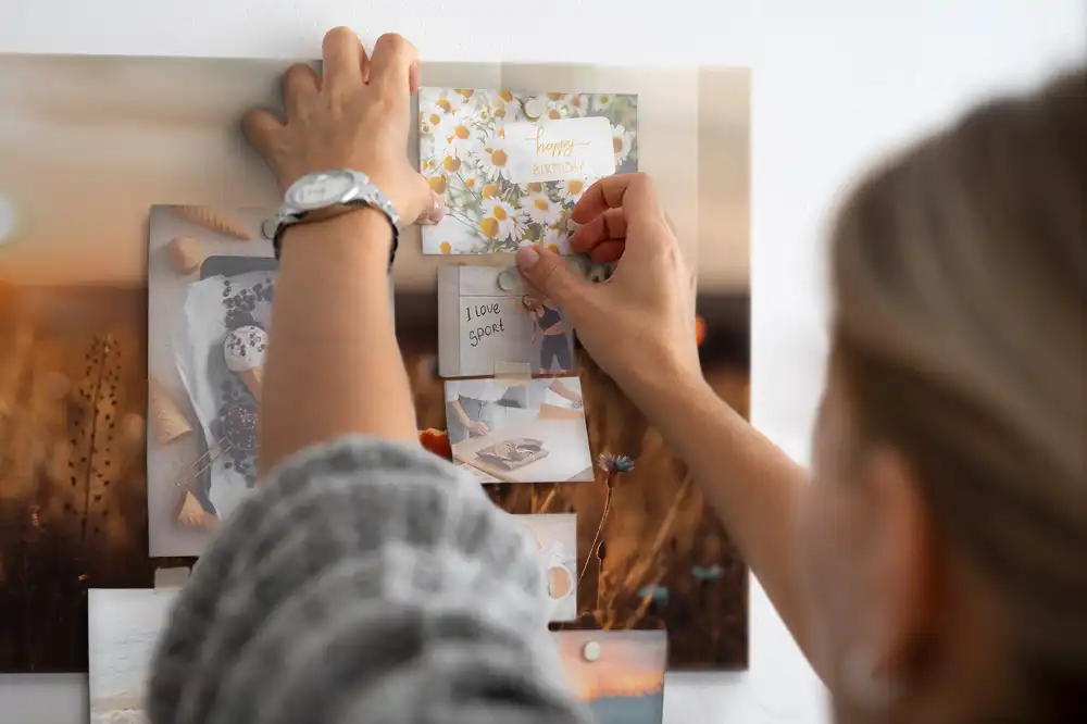 Magnetická tabule na zeď s motivem louky při východu slunce