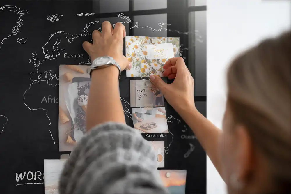 Skleněná magnetická tabule s politickou mapou světa