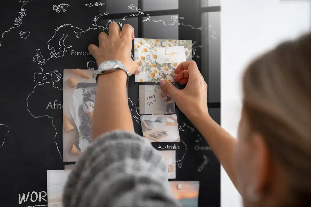 Skleněná magnetická tabule s politickou mapou světa